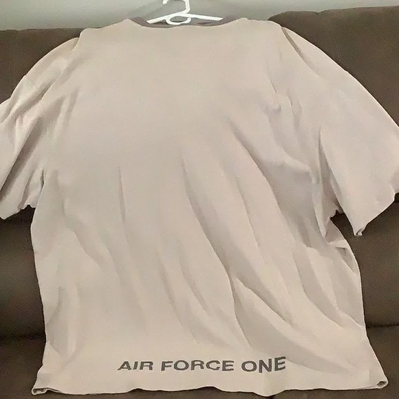 Nike Beige and Gray Short Sleeve Tee - Picture 3 of 3
